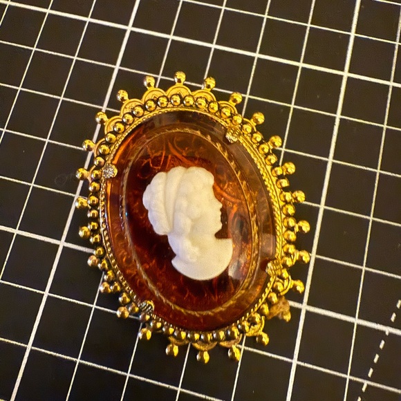 Elegant Gold and Brown Cameo Brooch - Picture 7 of 10